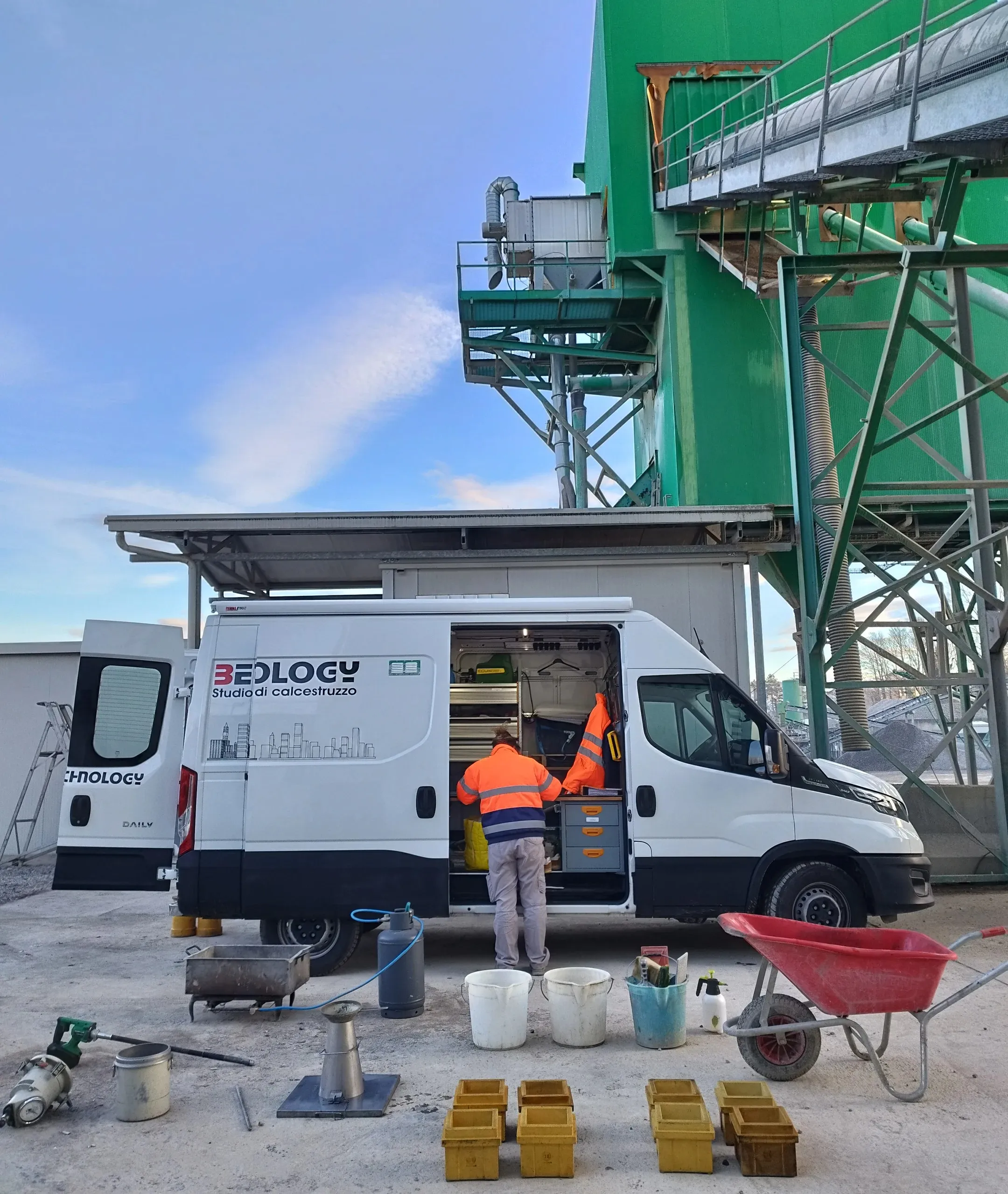 Laboratorio di analisi materiali inerti con strumentazione per controlli qualità