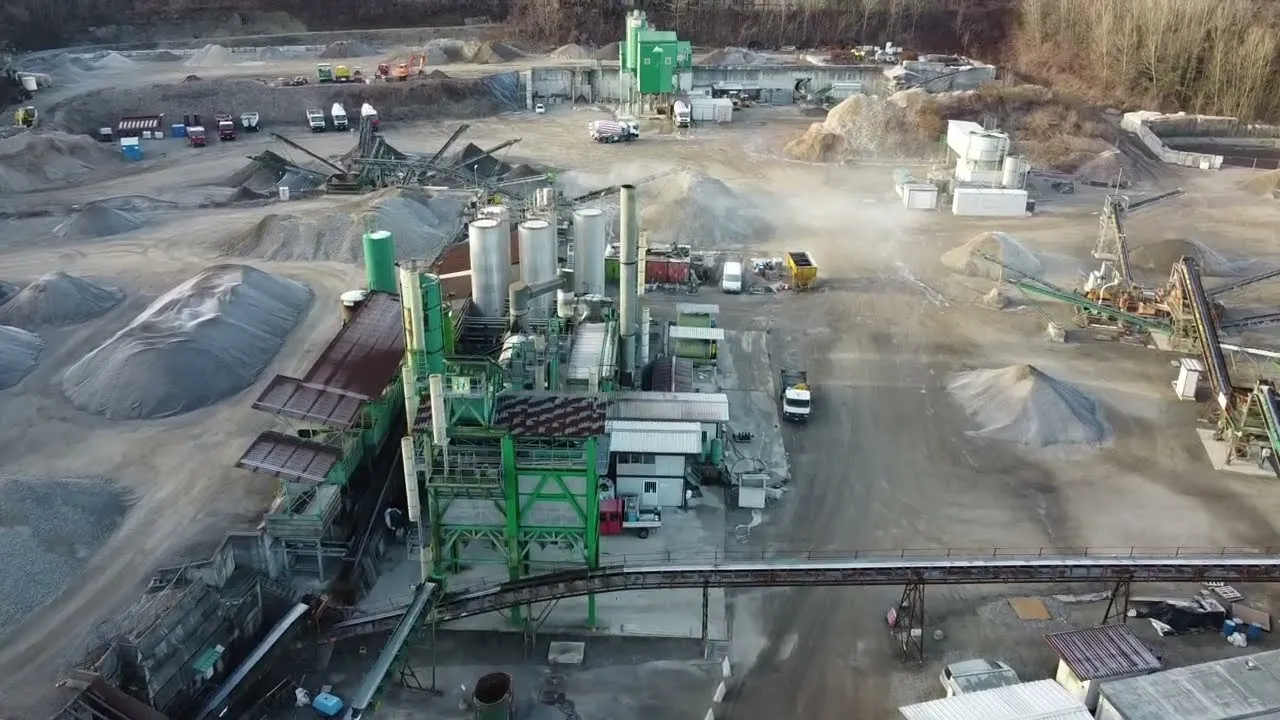 Veduta aerea della cava e degli impianti di Inerti e Asfalti Srl a Faloppio
